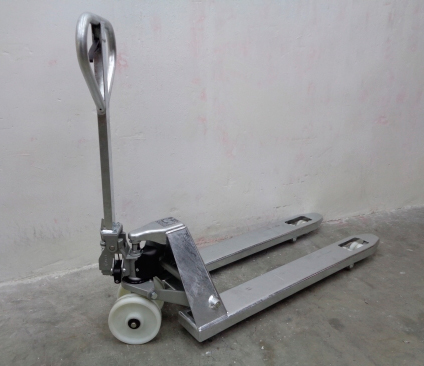 Transpaleta Galvanizada 2500 kg Ruedas de Nylon Ref.10055