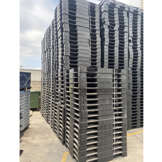 Lote de 162 Palets de Plásticos Usados 110 x 130 cm 
