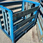 Lote de 300 Contenedores de Metal y Madera Apilables Usados