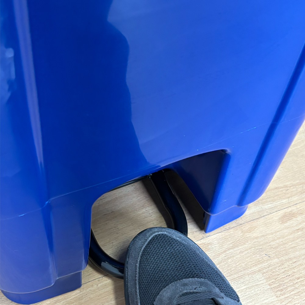Contenedor de Basura Azul con Pedal de Metal de 120 litros  