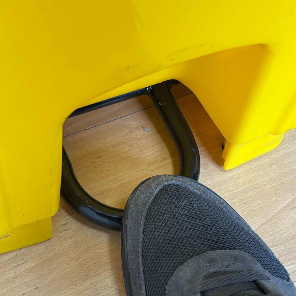 Contenedor de Basura Amarillo con Pedal de Metal de 120 litros  