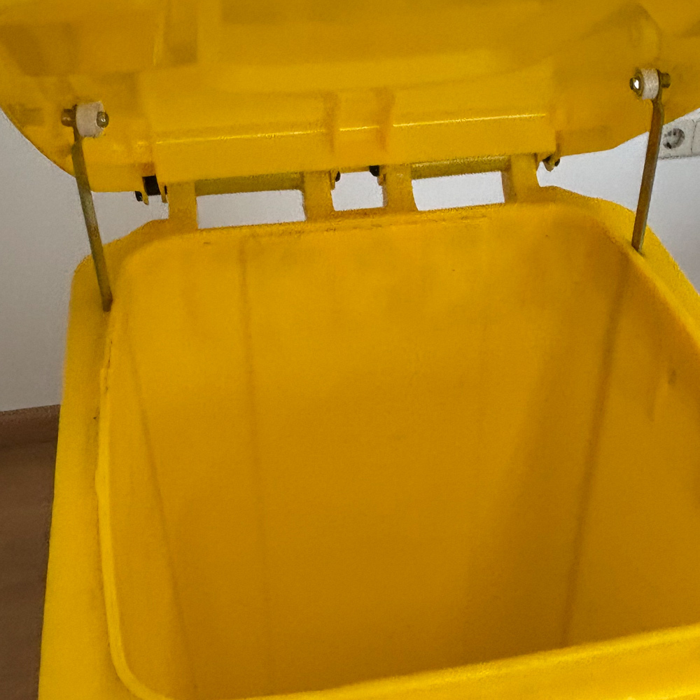 Contenedor de Basura Amarillo con Pedal de Metal de 120 litros  