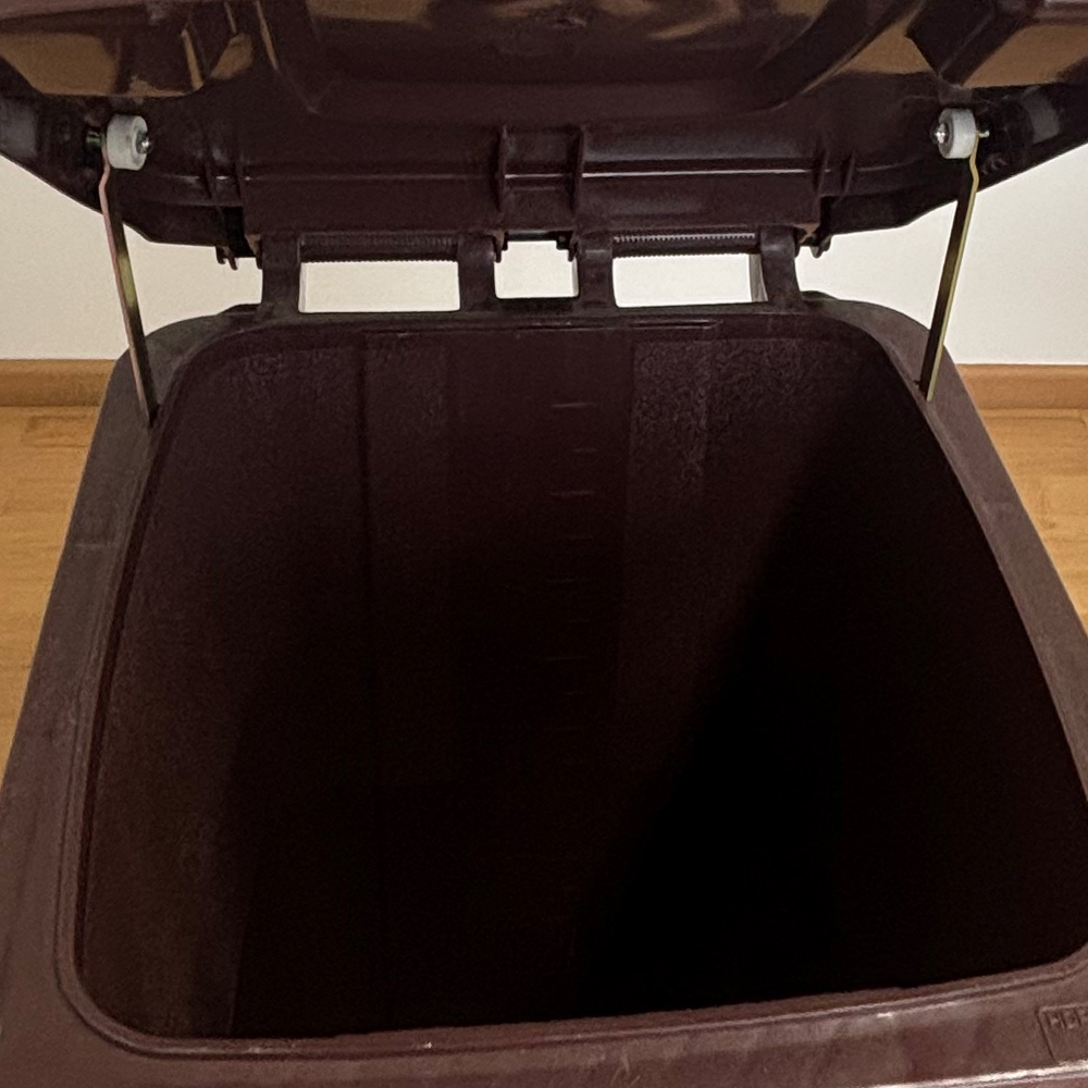 Contenedor de Basura Marrón con Pedal de Metal de 120 litros   