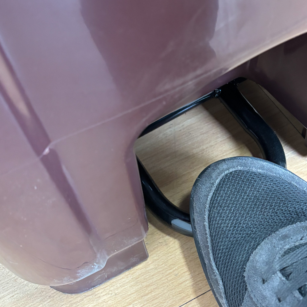 Contenedor de Basura Marrón con Pedal de Metal de 120 litros   