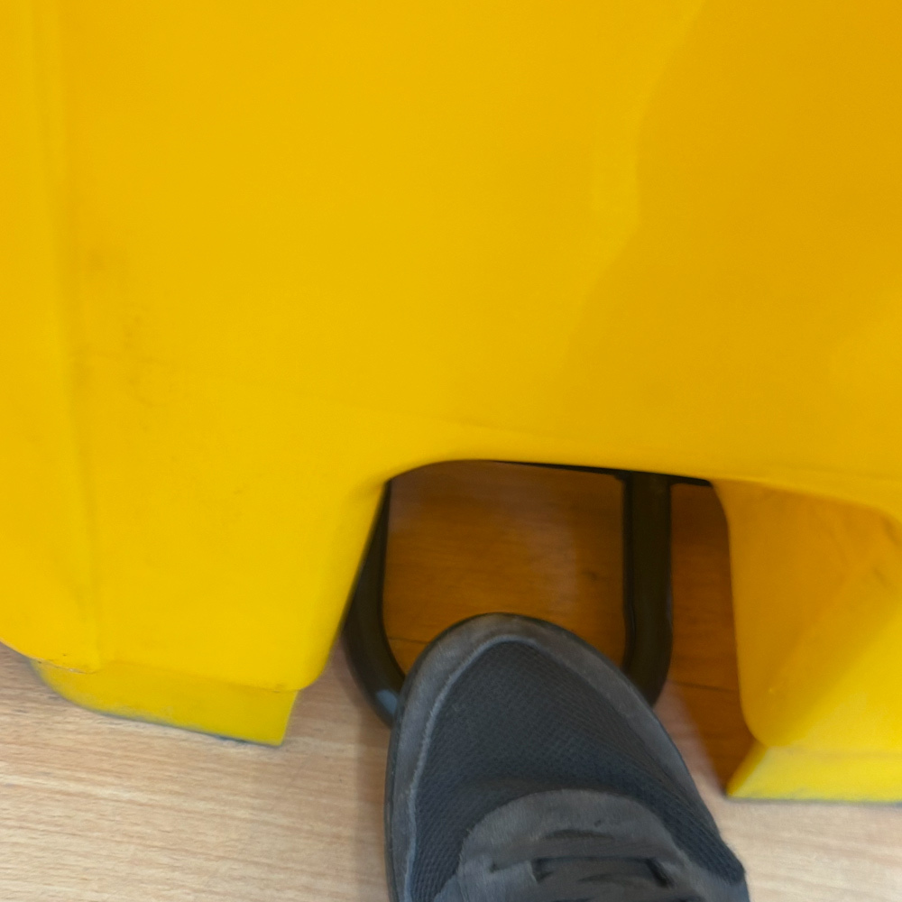 Contenedor de Residuos 240 litros Amarillo con Pedal Metálico 