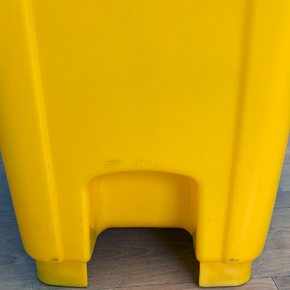 Contenedor de Basura Amarillo con Pedal de Metal de 120 litros  