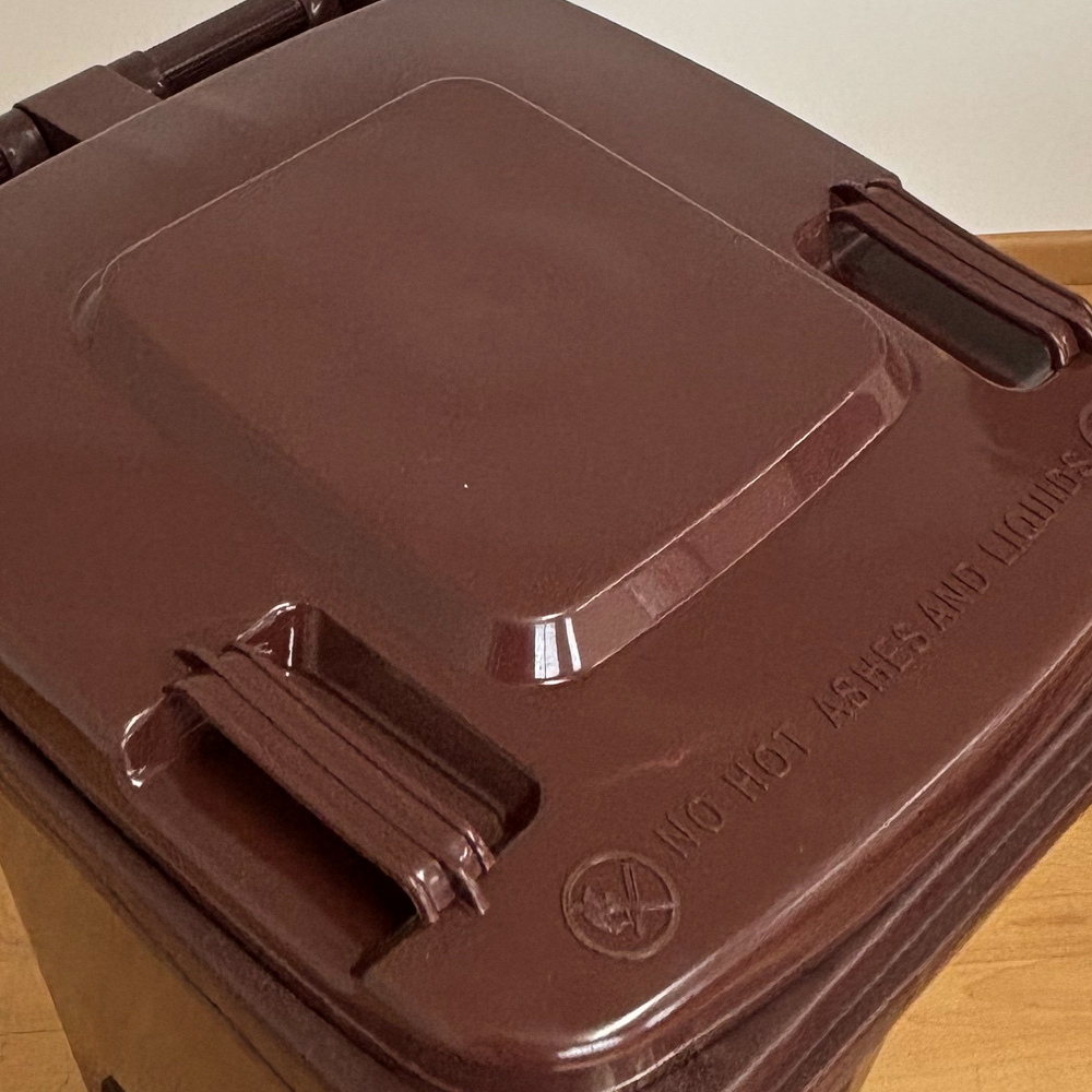 Contenedor de Basura Marrón con Pedal de Metal de 120 litros   