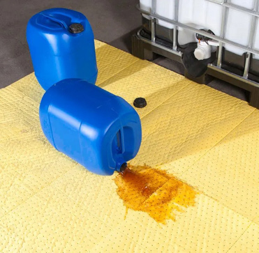 Absorbentes Industriales: Clave para la Gestión de Derrames y la Seguridad Ambiental