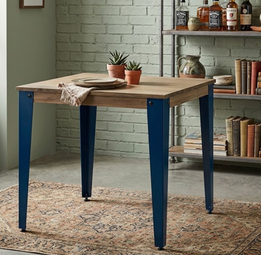 Añade un toque de color a tu comedor con la mesa Lunds Industrial ECO azul